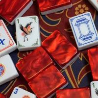 Set Ubin Mahjong Gaya Amerika Modern Akrilik 2 Lapis 160 Ubin Perjalanan Portabel Mewah yang Dapat Dilipat dan Diukir dengan Indah