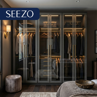 Armoire de chambre d'hôtel avec miroir et portes coulissantes, style de luxe, pour appartement de tourisme, avec panneau acrylique et coiffeuse intégrée