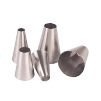 Ensemble de douilles à pâtisserie à grandes ouvertures rondes de style minimaliste. Ensemble d'outils de pâtisserie en acier inoxydable pour la crème et les gâteaux