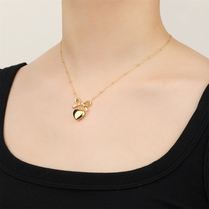 Magnifique collier avec pendentif cœur plaqué or 18 carats PVD, perles en acier inoxydable ultra-fines, chaîne à maillons, nœud d'amour, collier cœur. - Product Image 2