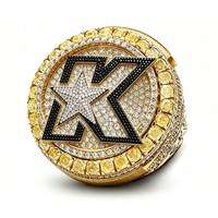 Anillo de Hip Hop Personalizado 2026 con Incrustaciones de Piedras Amarillas, Logotipo en Esmalte Negro, Joyería de Lujo Chapada en Oro para Hombre