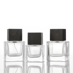 Flacon de parfum carré transparent en verre de 30 ml, vide, avec atomiseur à col serti et bouchon en bois de hêtre noir - Product Image 2