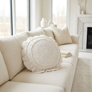 Housse de coussin ronde en lin blanc avec motif floral brodé du Vietnam, bordure à volants, amovible et lavable, vente en gros - Product Image 2