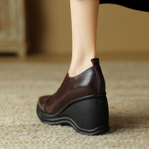 Pumps rétro classiques pour femmes en cuir souple de haute qualité, à bout pointu, à plateforme, à talon unique, style profond, à enfiler - Product Image 4