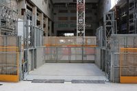 Plateforme de levage de matériaux de construction à monorail à cage unique, entraînée par un moteur électrique, capacité de 3000 kg, haute performance