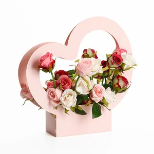 Venta al por mayor, caja de flores de papel Kraft portátil con forma de corazón, cesta de flores personalizada