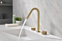 Robinet de lavabo moderne à 3 poignées en cuivre brossé doré avec bec en SUS304 et corps et poignées en cuivre, pour salle de bain
