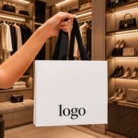 Sac de shopping en gros écologique et imperméable avec logo personnalisé pour boutique, sac cadeau en carton kraft avec poignée en ruban transparent, vente en gros