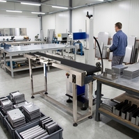 Machine de marquage et de gravure au laser à fibre volante Raycus 50W pour métal, acier inoxydable avec bande transporteuse en aluminium