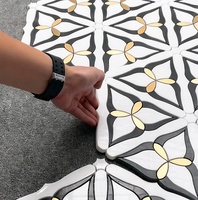 Mosaïque de luxe en marbre découpé au jet d'eau, design hexagonal rétro, en métal doré, pour décoration murale et sol, idéale pour hôtels et maisons.