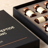 Boîte rigide personnalisée avec couvercle et base noir mat pour flacons de peptides, 8 flacons, carton gris, doublure en éponge, logo estampé à chaud, fabrication artisanale