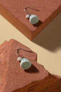 Pendientes colgantes <span class=keywords><strong>de</strong></span> loto fino hechos a mano <span class=keywords><strong>de</strong></span> cerámica con <span class=keywords><strong>perlas</strong></span> <span class=keywords><strong>de</strong></span> agua dulce 925 ganchos <span class=keywords><strong>de</strong></span> plata diseño elegante - Product Image 6