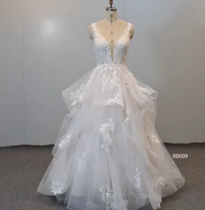 华丽奢华水晶珠饰婚纱蕾丝图案露背婚纱2024设计