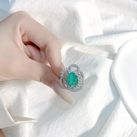 Anillo de piedras preciosas de color esmeralda de circón de lujo para mujer, anillo ajustable versátil elegante hueco de platino de gama alta