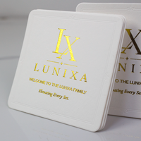 Carte de marque personnalisée en papier coton 300 g/m² avec logo en feuille d'or brillante à bords gaufrés et autocollant pour emballage de boîte