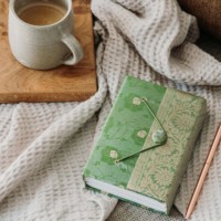 Carnet à couverture rigide thermocollée en tissu Sari moyen, 160 feuilles de papier Khadda recyclé, personnalisable avec logo