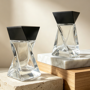 Flacon de parfum vide transparent personnalisé de 75 ml avec pulvérisateur à pompe, design unique, emballage et <span class=keywords><strong>bouchon</strong></span> exclusifs - Product Image 3