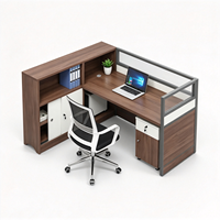 Poste de travail de bureau en L commercial avec armoire de rangement, écran de confidentialité et chaise en maille pour entreprise à domicile