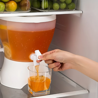 Un pichet de 5 L/169 oz capable de contenir trois types de boissons, se tourne à 360 degrés, avec un design minimaliste et élégant