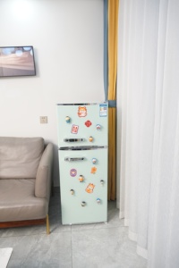 Refrigerador Eléctrico Retro Compacto de Doble Puerta MDFR120-RE, Sin Escarcha, Ahorro de Energía, Capacidad de 116L, Enfriamiento por Aire, para Hogar y Hotel - Product Image 4