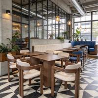 Ensemble de meubles de restaurant et d'hôtel modernes en cuir, table et chaises de restaurant rembourrées en velours avec plateau en marbre, design durable