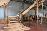 Escalier semi-circulaire en bois moderne sur mesure pour villa