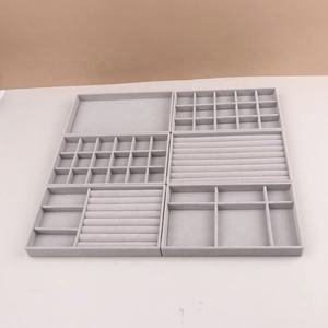 Bandeja Apilable de Terciopelo Gris para Joyas, Caja Organizadora con Divisiones, Diseño Personalizable, Certificación SGS para Pulseras, Relojes y Brazaletes - Product Image 2
