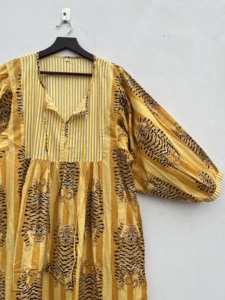 เดรสมิดิเนื้อผ้าคอตตอนคอวีลึกพิมพ์ลายเสือดาวแถบสีเหลืองสง่างามสำหรับใส่ในชีวิตประจำวัน - Product Image 2