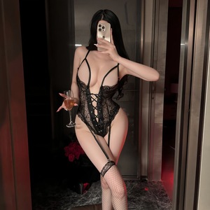 Set Pigiama Sexy in Pizzo Nero Sottile ed Elegante per Donna, Lingerie alla Moda per Notti Romantiche o Relax a Casa con Calze - Product Image 1