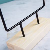 Présentoir de bijoux et boucles d'oreilles avec plateau en bois et trous de perçage