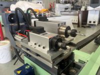 Machine CNC robuste pour portes en bois avec broche rotative à 360°, convoyeur automatique, équipement de fabrication de portes sur mesure OEM, certifiée CE