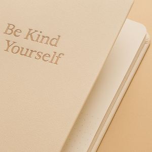 Diario A5 con Copertina Rigida in Ecopelle 'Be Kind to Yourself' per Cura Personale, Riflessione Quotidiana e Gratitudine, Regalo per la Salute Mentale - Product Image 2