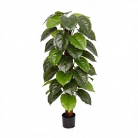 Plusieurs styles d'objets décoratifs, palmier artificiel, petite plante artificielle en pot, décoration de pièce, décoration pour mariage, événement