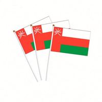 Drapeaux nationaux omanais promotionnels personnalisés en tissu polyester de petite taille, à agiter à la main, avec mât en plastique ou en bois