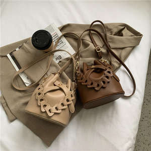 Sac à main en cuir souple personnalisé pour femme, sac seau tendance pour femme - Product Image 2