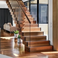 Escalier droit moderne en métal, escalier en acier avec rampe en verre, intérieur, écologique, durable, pour hôtel, appartement