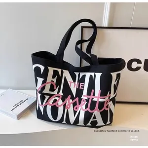 Sac fourre-tout en toile personnalisable et réutilisable avec logo imprimé, grand format, style tendance quotidien, design écologique et recyclé pour femmes - Product Image 4