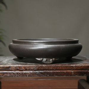 Maceta de arcilla morada con tres patas para plantas acuáticas y decoración de rocallas - Product Image 3