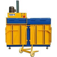 Compacteur de déchets en carton, papier et plastique avec deux chambres de pressage