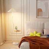 Lampadaire plissé moderne avec table d'appoint, lampe sur pied LED incurvée en forme de S pour salon, canapé, chambre à coucher, chevet