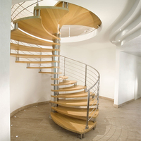 Modèles d'escaliers en colimaçon en bois massif sur mesure pour projets résidentiels contemporains