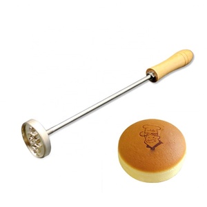 Tampon métallique personnalisé de haute qualité avec manche en bois pour logo de marque de gâteau, fabrication sur mesure - Product Image 1