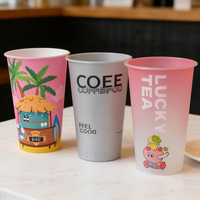 Merkklaar, geurloze, transparante PET drinkbekers met bijpassende deksels, vriesbestendig voor ijssalons, catering en dagelijks gebruik.
