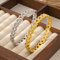 Bracelet à fermoir cœur ajouré en acier inoxydable électroplaqué, inaltérable, haut de gamme, style jeune fille, Dongguan