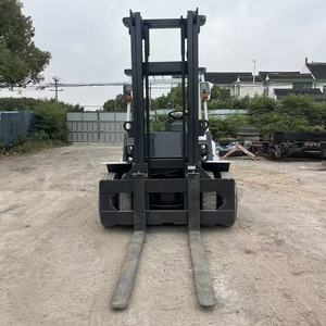 Montacargas TCM FD70Z8 de segunda mano fabricados en Japón, con motor Isuzu, horquillas laterales de 4m, 5m, 6m, capacidad de elevación de 7T, equipos usados de fábrica. - Product Image 2