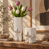 Vase à fleurs en céramique blanche avec relief géométrique en forme d'étoile, vase sculptural pour la décoration moderne de la maison