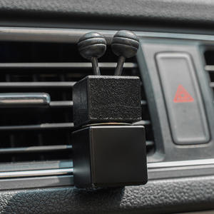 Vente en gros de flacons de parfum en verre en forme de cube d'eau de 8 ml pour diffuseur d'air de voiture avec clip - Product Image 5