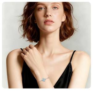 Bracciale Portafortuna Quadrifoglio in Argento Placcato Oro 18K con Agata Rossa e Zirconi Cubici, Regalo per Lei - Product Image 4