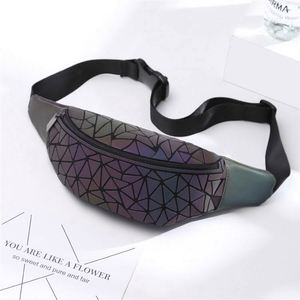 Muestra Gratis, Nueva Riñonera de Cuero Hecha a Mano, Moderna, Impermeable y Reflectante para Mujer - Product Image 6