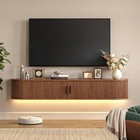 Meuble TV en bois réglable de style farmhouse avec porte coulissante flottante et design à panneaux pour salon